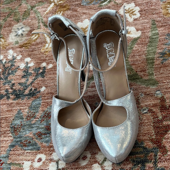 Brash Shimmering Silver Heels - Picture 2 of 4